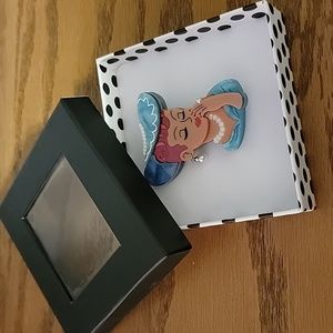 NWT- Vintage Style Brooch